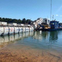 MG: carreta com 35 mil litros de etanol fica encalhada em represa  - Divulgação/CBMMG