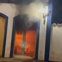 MG: homem põe fogo em banco em cidade histórica e oferece ajuda para apagar - Redes sociais