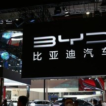 Notável escalada: Montadora chinesa BYD supera receita da Tesla em 2024 - P. L./Unsplash