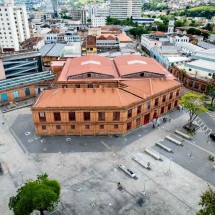 Com lojas de alimentos, artesanato e galeria de arte, Mercado Municipal ocupa o prédio tombado da antiga Companhia Têxtil Bernardo Mascarenhas, na Praça Antônio Carlos, no Centro -  (crédito: PREFEITURA DE JUIZ DE FORA/DIVULGAÇÃO )
