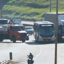 Caminhões, ônibus urbanos, carros e motos dividem espaço em pista da BR-381 em Contagem... -  (crédito: Edésio Ferreira/EM/D.A Press)