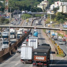 Movimentação em área urbana da BR-381 na Grande BH: trânsito pesado de passagem se confunde com tráfego local e circulação de pedestres, multiplicando ameaças -  (crédito: Edésio Ferreira/EM/D.A Press)