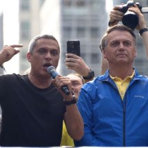 Bolsonaro adapta slogan de Trump: 'Make Brazil Great Again' em protesto