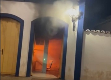 Incêndio criminoso aconteceu na noite de sábado (28/6) -  (crédito: Redes sociais)