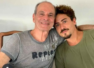 Ney Matogrosso e o ator Jesuíta Barbosa, que interpreta o cantor no filme 