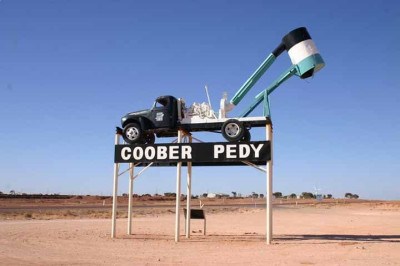 Coober Pedy, uma pequena cidade no sul da Austrália, chama atenção pela construção de casas e estabelecimentos de comércio, serviço e lazer debaixo da superfície. 
 -  (crédito:  Flickr Matt Law)