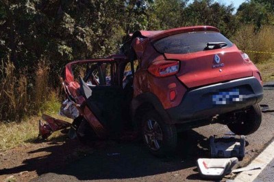 Mulher morre ao colidir com carreta em Uberlândia -  (crédito: Divulgação/CBMMG)