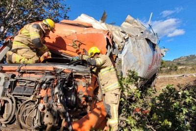 Uma equipe do Corpo de Bombeiros de Salinas precisou fazer a retirada do motorista da carreta, que ficou preso às ferragens  -  (crédito: CBMMG/Divulgação)