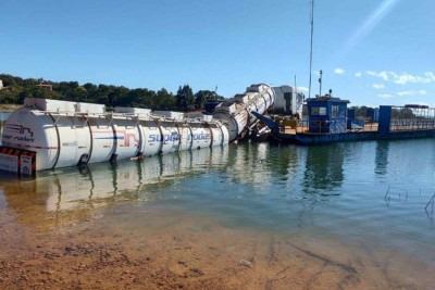 Durante manobra de embarque, bitrem contendo etanol caiu em represa em Morada Nova de Minas -  (crédito: Divulgação/CBMMG)