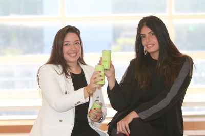 Cassiana Schiavon e Maria Fernanda Gambogi, da Like Wine: espumante em lata Like Rio faz sucesso  
       -  (crédito:  Edésio Ferreira/EM/D.A Press)