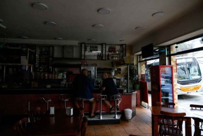 Restaurante sem luz durante o apagão que deixou 1,6 milhão de pessoas sem energia elétrica na Grande São Paulo em outubro do ano passado -  (crédito: Miguel Schincariol/AFP – 12/10/24)
