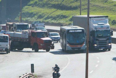 Caminhões, ônibus urbanos, carros e motos dividem espaço em pista da BR-381 em Contagem... -  (crédito: Edésio Ferreira/EM/D.A Press)