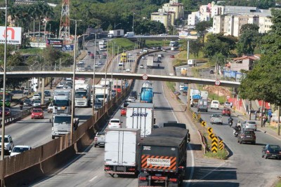 Movimentação em área urbana da BR-381 na Grande BH: trânsito pesado de passagem se confunde com tráfego local e circulação de pedestres, multiplicando ameaças -  (crédito: Edésio Ferreira/EM/D.A Press)