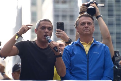 Deputado federal Gustavo Gayer, que é dono de uma escola de idiomas em Goiânia, falou em inglês, tentando internacionalizar a mensagem do evento do ex-presidente Jair Bolsonaro -  (crédito: Reprodução/Redes Sociais)
