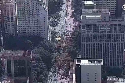 Imagens foram capturadas as 14h30, cerca de 30 minutos depois que discursos já haviam começado -  (crédito: Reprodução/GloboNews)