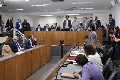 Comissão de Constituição e Justiça volta a se reunir às 14h30 para discutir a PEC do Referendo -  (crédito: Daniel Protzner/ALMG)