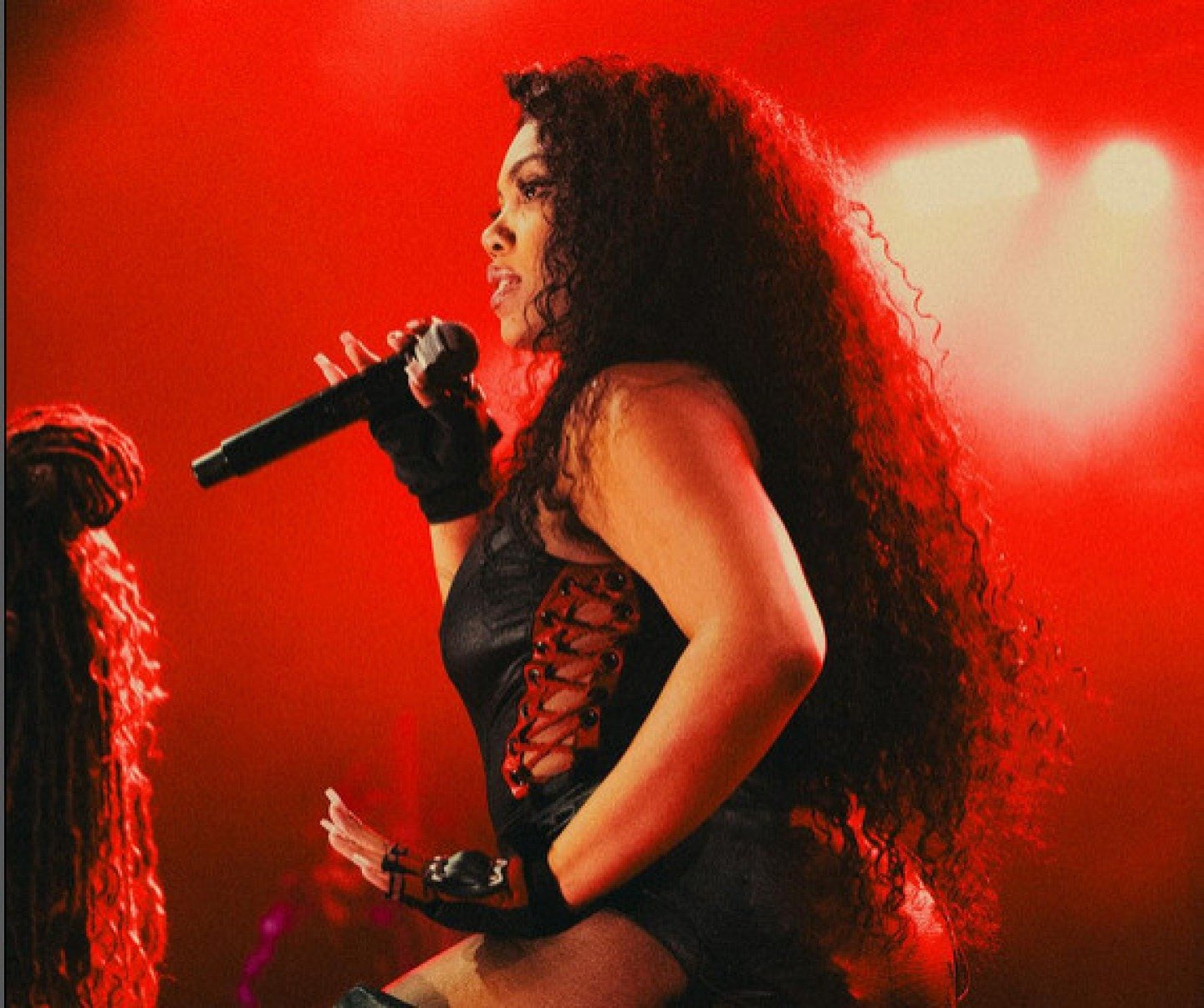 Cantora Duquesa está de lado enquanto canta no palco do festival Sensacional, em BH