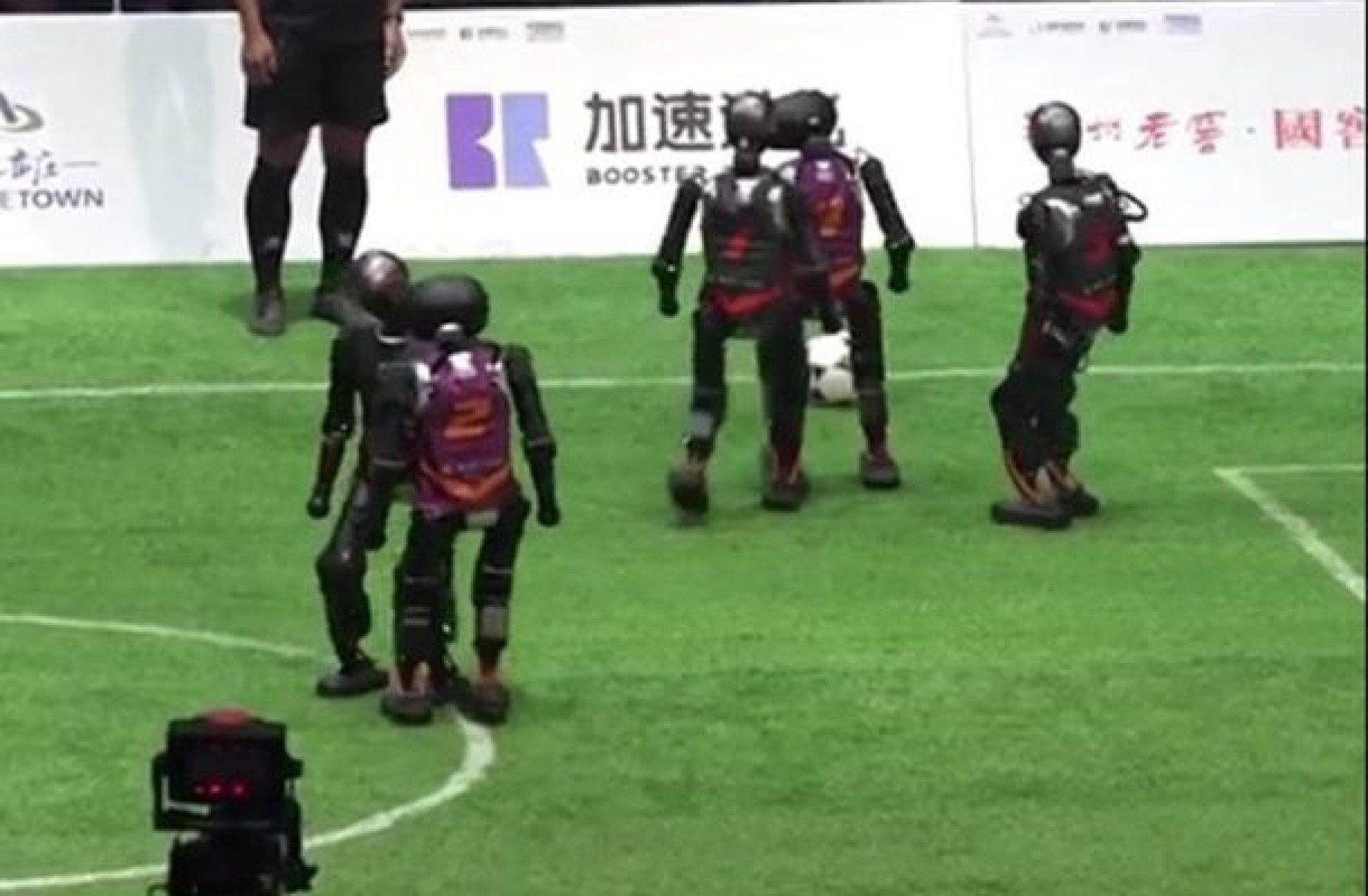 China sedia primeiro campeonato de futebol sem interferência humana; vídeo