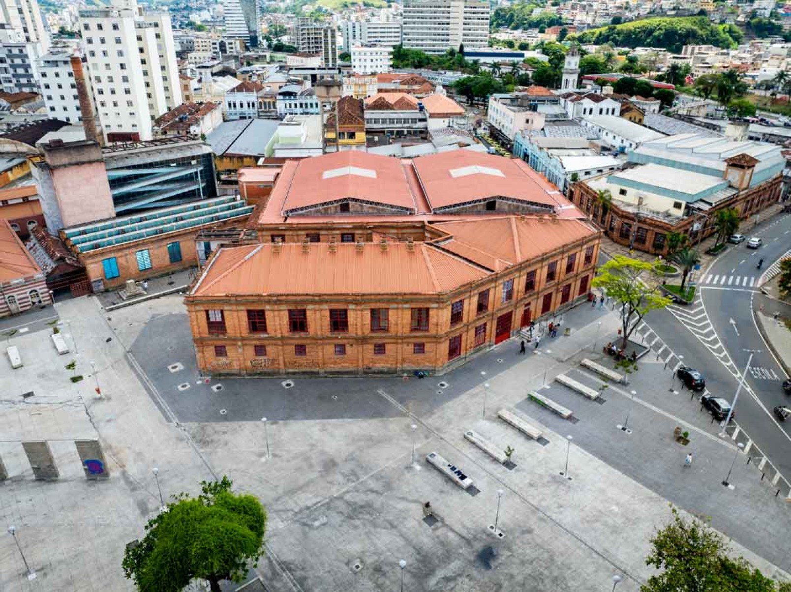 Com lojas de alimentos, artesanato e galeria de arte, Mercado Municipal ocupa o prédio tombado da antiga Companhia Têxtil Bernardo Mascarenhas, na Praça Antônio Carlos, no Centro