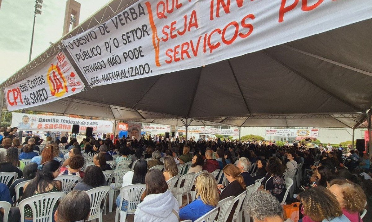 Diante dos descontos na folha de pagamento, sindicato dos professores da rede municipal de BH afirmaram que medida é "imoral" -  (crédito: Jair Amaral/EM/D.A Press - 24/06/2025)