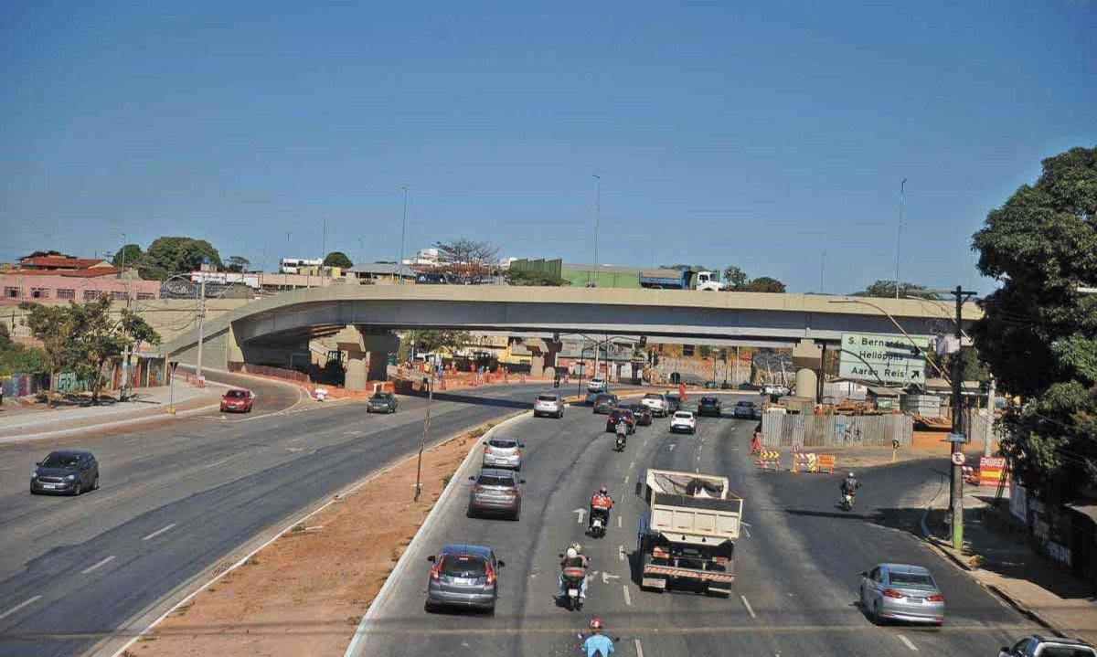 Trânsito desafogado por alça do viaduto no cruzamento com a Avenida Waldomiro Lobo, sentido bairro, liberada na semana passada