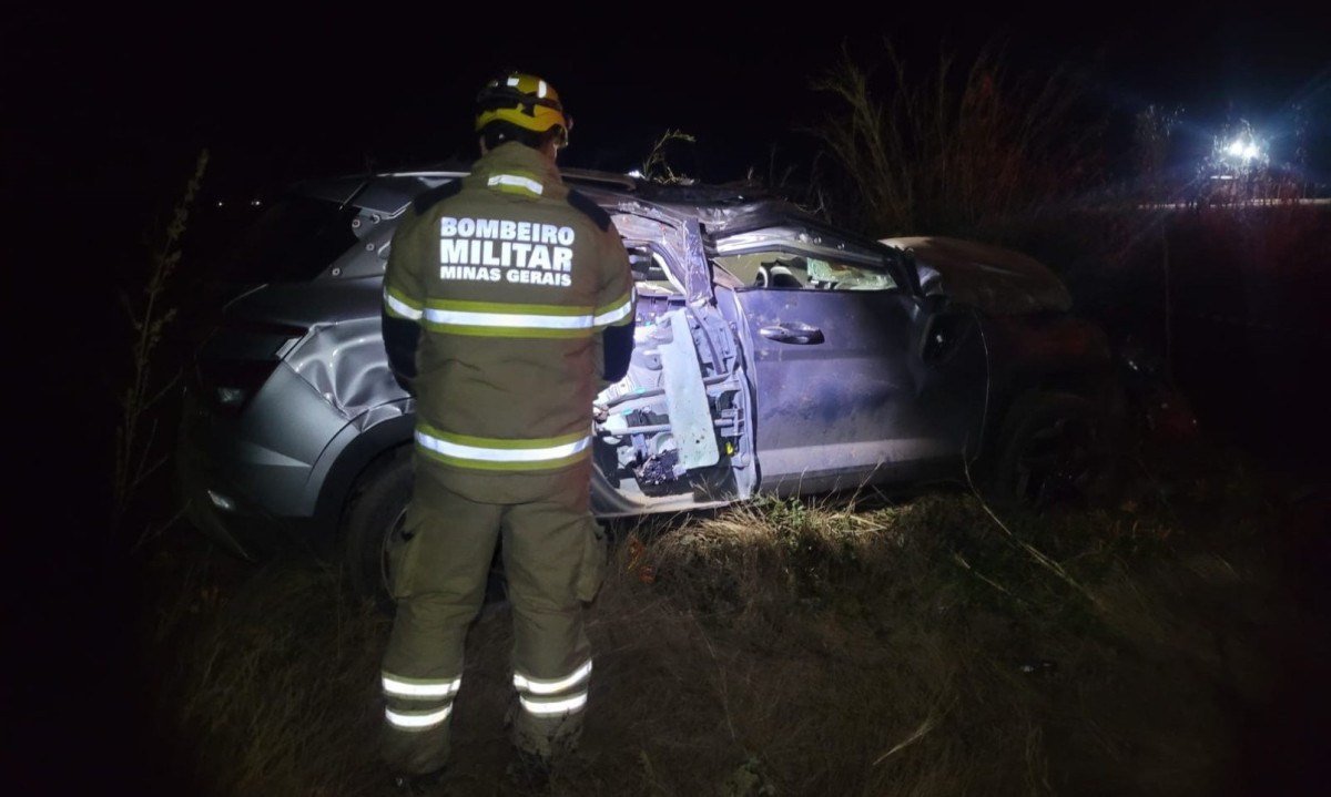 Segundo os bombeiros, o carro saiu da pista e capotou -  (crédito: Divulgação/Corpo de Bombeiros)