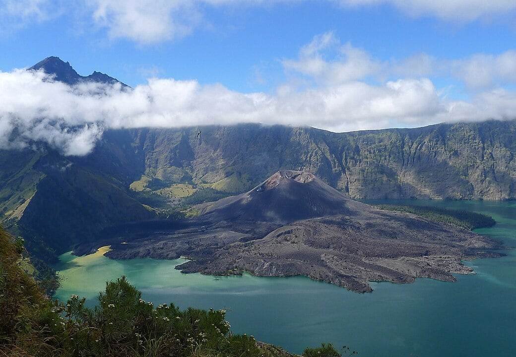 Mais um turista cai no Monte Rinjani, onde brasileira Juliana Marins morreu na Indonésia - Toni Wöhrl and Sang Cai - wikimedia commons