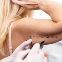 Pele pós-cirurgia: como acelerar a cicatrização com segurança? - Freepik