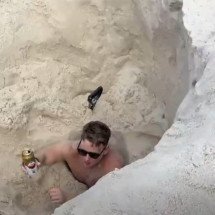 Pra quem não viu: Com bebida na mão, turista "se enterra" na areia e precisa de socorro em praia carioca - Reprodução de vídeo redes sociais