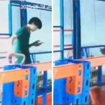 Trabalhador distraído com celular cai em poço de elevador - Reprodução / redes sociais
