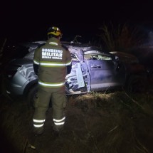 MG: capotamento de carro mata mãe e fere filha em rodovia - Divulgação/Corpo de Bombeiros