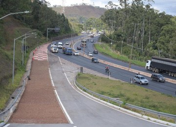 Desde a municipalização da via, a PBH tem realizado serviços como recapeamento asfáltico, tapa-buracos, desobstrução de canaletas, correção de erosões e pintura de passarelas -  (crédito: Leandro Couri/EM/D.A. Press)