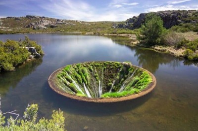 Um buraco com cerca de 4,6 metros de diâmetro no meio de um lago em Portugal tem chamado a atenção de turistas. -  (crédito: JC Ferreira/Wikimedia Commons
)