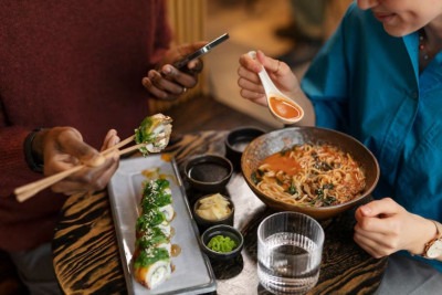Respeitar as regras de etiqueta à mesa no Japão é essencial para uma boa experiência cultural e gastronômica -  (crédito: Freepik)