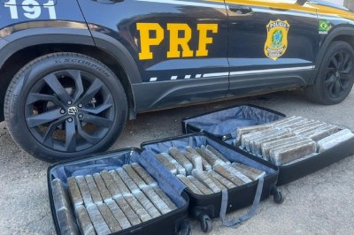 Ao todo, os policiais encontraram 79 tabletes de maconha dentro de duas malas -  (crédito: PRF/Divulgação)