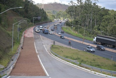 Desde a municipalização da via, a PBH tem realizado serviços como recapeamento asfáltico, tapa-buracos, desobstrução de canaletas, correção de erosões e pintura de passarelas -  (crédito: Leandro Couri/EM/D.A. Press)
