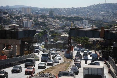 Trecho da Cristiano Machado na altura da Rua Saramenha continua em obras para instalação de nova alça de retorno e ainda sofre com engarrafamentos -  (crédito: Alexandre Guzanshe/EM/D.A Press)