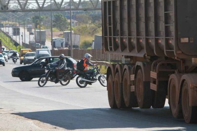 Motociclistas em sentidos opostos e carro de passeio atravessam a BR-040 em meio ao tráfego pesado entre Contagem e Neves, na Grande BH: disputa por espaço em ambiente de risco -  (crédito: Edésio Ferreira/EM/D.A Press)