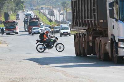 Enquanto passageiros esperam por ônibus nos acostamentos, em pontos sem estrutura mínima, na pista principal há conflito entre veículos em percursos urbanos e rodoviário -  (crédito: Edésio Ferreira/EM/D.A Press)