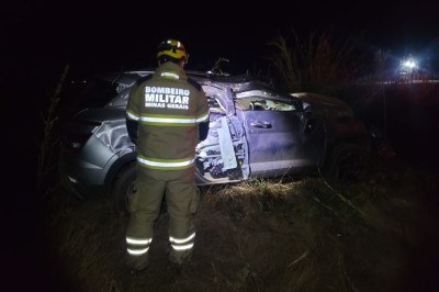 Segundo os bombeiros, o carro saiu da pista e capotou -  (crédito: Divulgação/Corpo de Bombeiros)