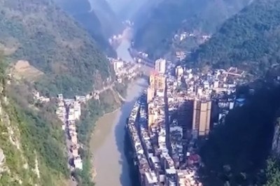 Cenários exóticos costumam atrair a atenção de curiosos. Na China, a cidade  de Yanjin gera muita curiosidade por ser  "a mais estreita do mundo".  -  (crédito: reprodução youtube)