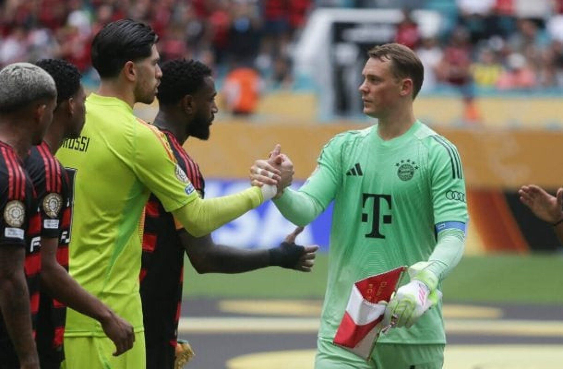 Interação de Neuer com titular do Flamengo ganha repercussão na web