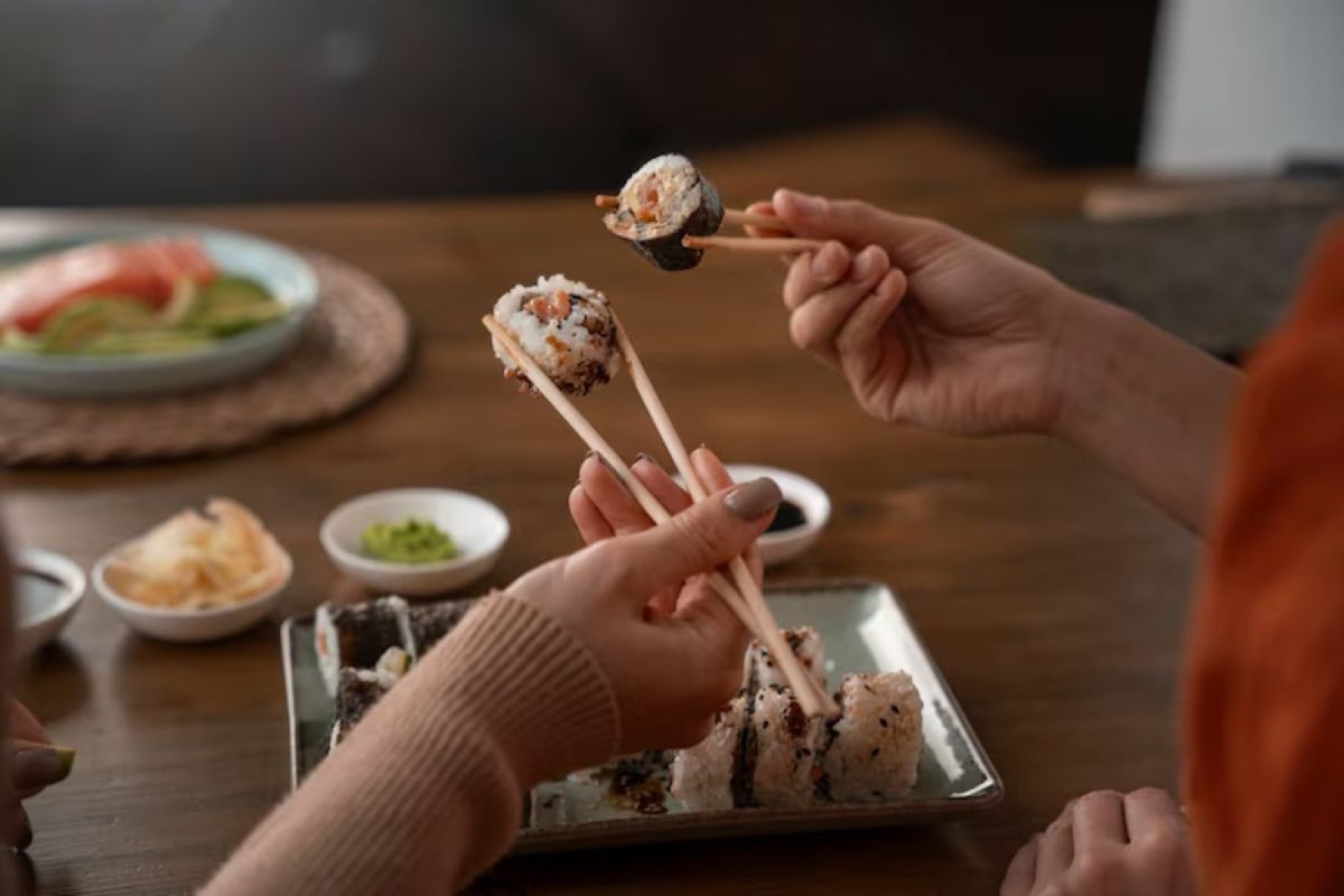 Pequenos gestos à mesa no Japão, como passar comida de um hashi para outro, podem soar desrespeitosos