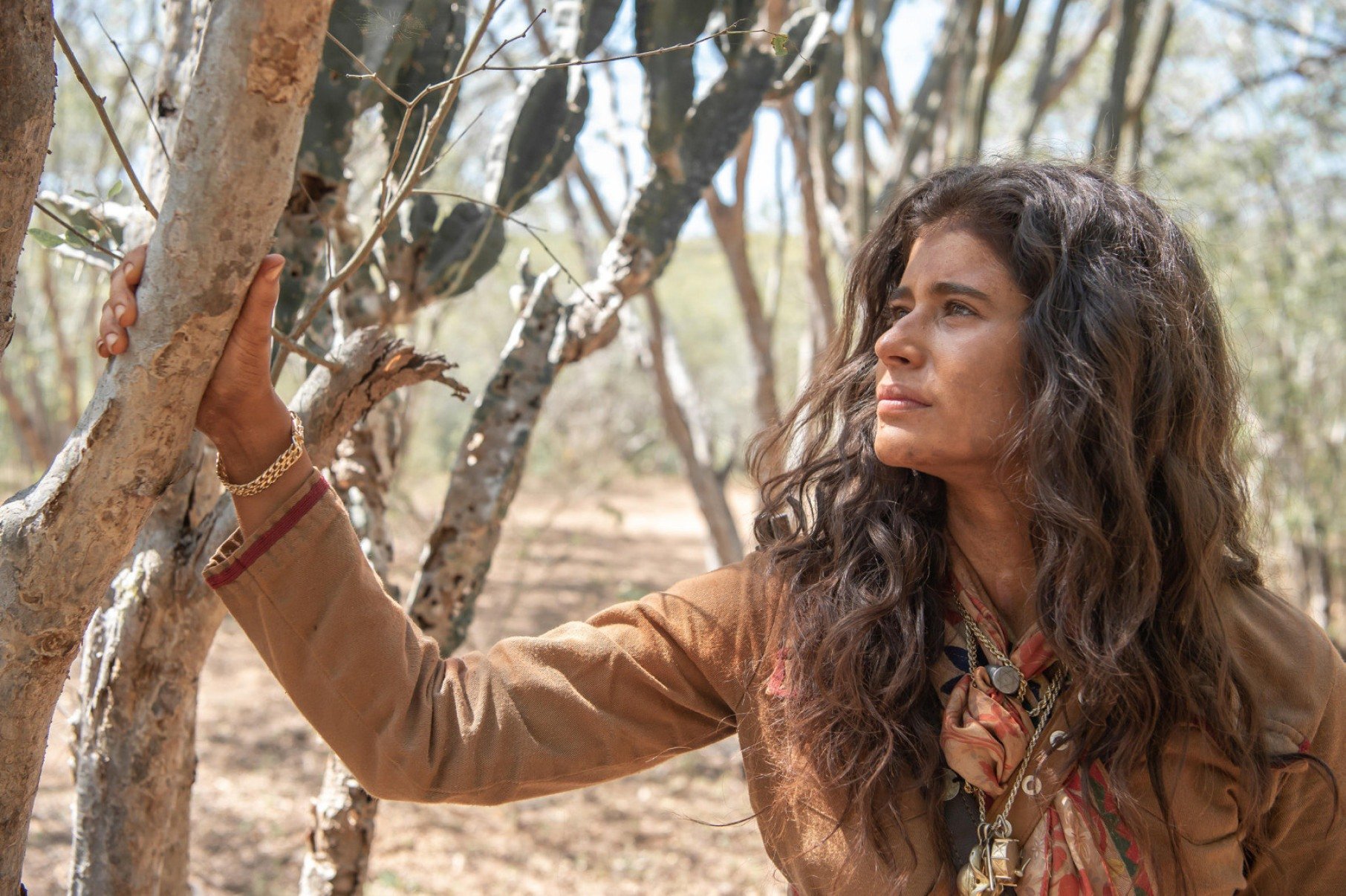Personagem Rosa (Isadora Cruz), narradora da novela e 'Guerreiros do Sol', está vestida como cangaceira 