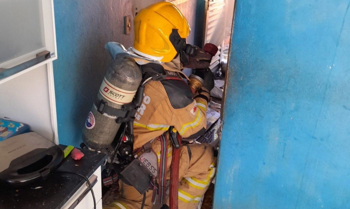 Bombeiros combateram as chamas com aproximadamente 200 litros de água -  (crédito: CBMMG/Divulgação)