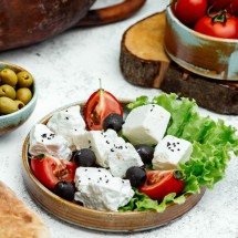Do Mediterrâneo à sua cozinha: 6 receitas clássicas da Grécia  - Freepik