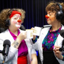 Dra. Babalu (Helena Marques) e Dra. Rosa (Daniela Rosa) apresentam o Podcast 8 e 80 -  (crédito: Carol Reis / divulgação)