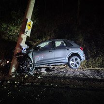 Carro de luxo bate em poste e provoca queda de energia no Belvedere - Alexandre Carneiro/EM/D.A/Press