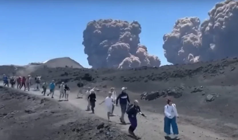 Pra quem não viu: Vulcão surpreende ao entrar em erupção e turistas saem correndo desesperados - Foto: ReproduÃ§Ã£o de vÃ­deo CNN