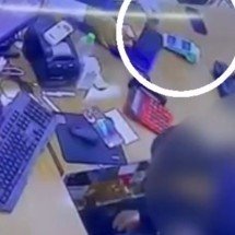 Mulher é procurada por furtar celular esquecido em balcão de loja - PMMG/Divulgação